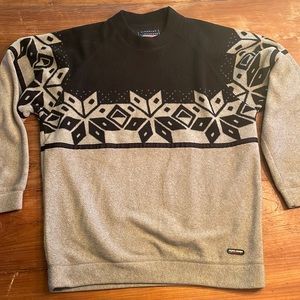 Vintage Black & Cream cozy fleece crewneck sweater w/ snowflakes. Size S